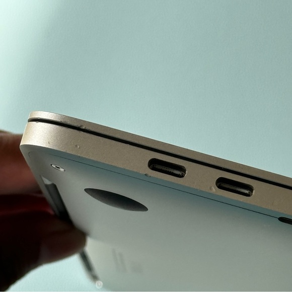 Apple MacBook Pro 13 Inch 256GB (2016) with Touchbar and Touch ID | Like New - Picture 9 of 13